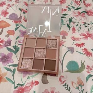 9 Color Neutral Pinky Toned Eyeshadow Palette